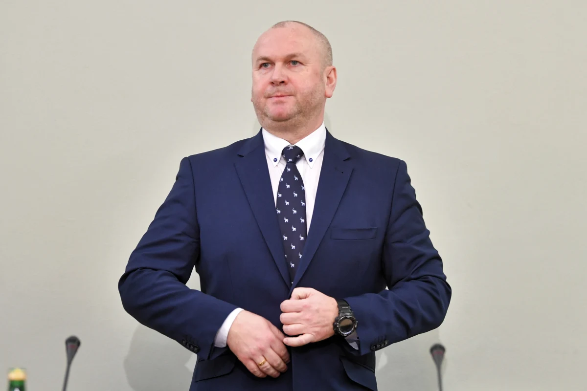 To już prawdziwa seria. Po żonie Krzysztofa Brejzy i córce Romana Giertycha, teraz ktoś podszył się pod córkę byłego szefa CBA Pawła Wojtunika i mailowo groził śmiercią staroście powiatowemu z Białobrzegów na Mazowszu. "Jako policjant nie pamiętam tak zorganizowanego szerokiego procederu, przy wykorzystaniu - co znamienne - rodzin osób niesprzyjających władzy" - skomentował w rozmowie z RMF FM Wojtunik.