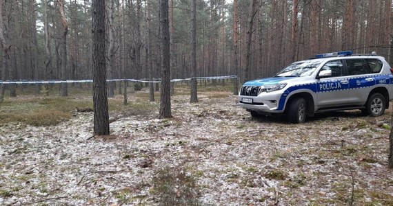 Spacerujące po lesie kobiety odnalazły w sobotę ciało poszukiwanej od grudnia 67-letniej mieszkanki Wyszkowa. Śledczy od początku podejrzewali, że kobieta została zamordowana.