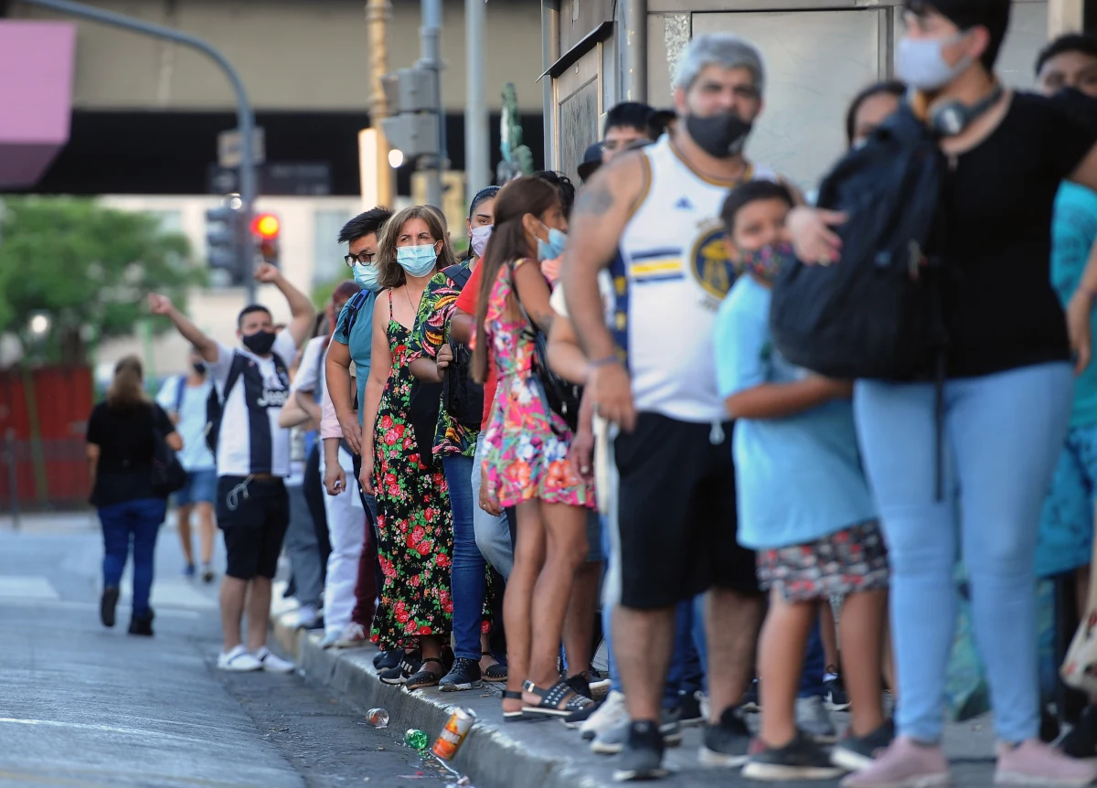 Rząd Argentyny ogłosił w niedzielę stan alarmowy w całym kraju. Wielkie pożary lasów, które wybuchły w co najmniej dziewięciu regionach, wybuchły wskutek rzadko spotykanych o tej porze roku ekstremalnych upałów i suszy.