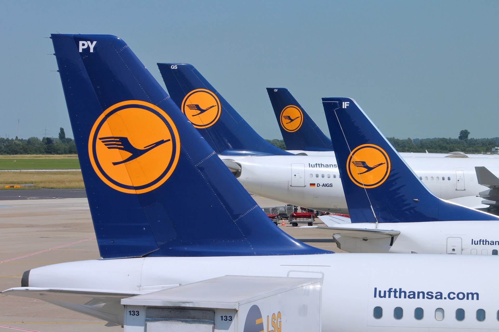 Lufthansa o lotach widmo: Komisja Europejska szkodzi klimatowi - RMF 24