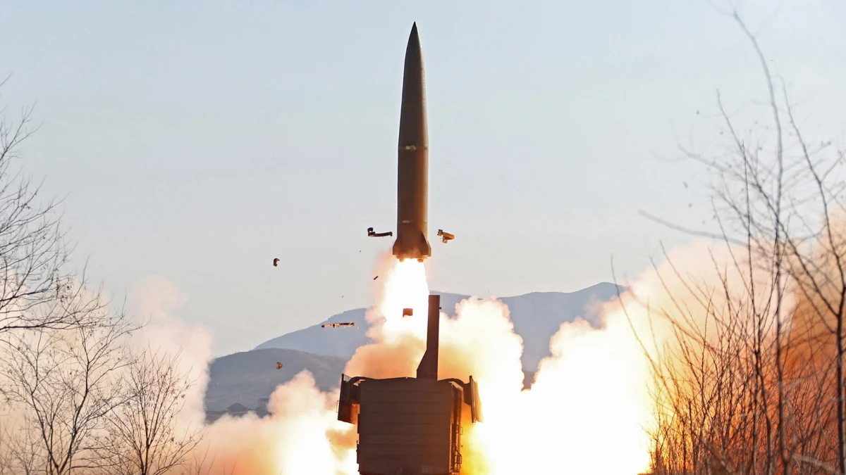 Korea Północna wystrzeliła z lotniska Sunan w pobliżu stolicy kraju, Pjongjangu, dwa pociski rakietowe, przypuszczalnie balistyczne - poinformowała w poniedziałek rano czasu lokalnego południowokoreańska armia.