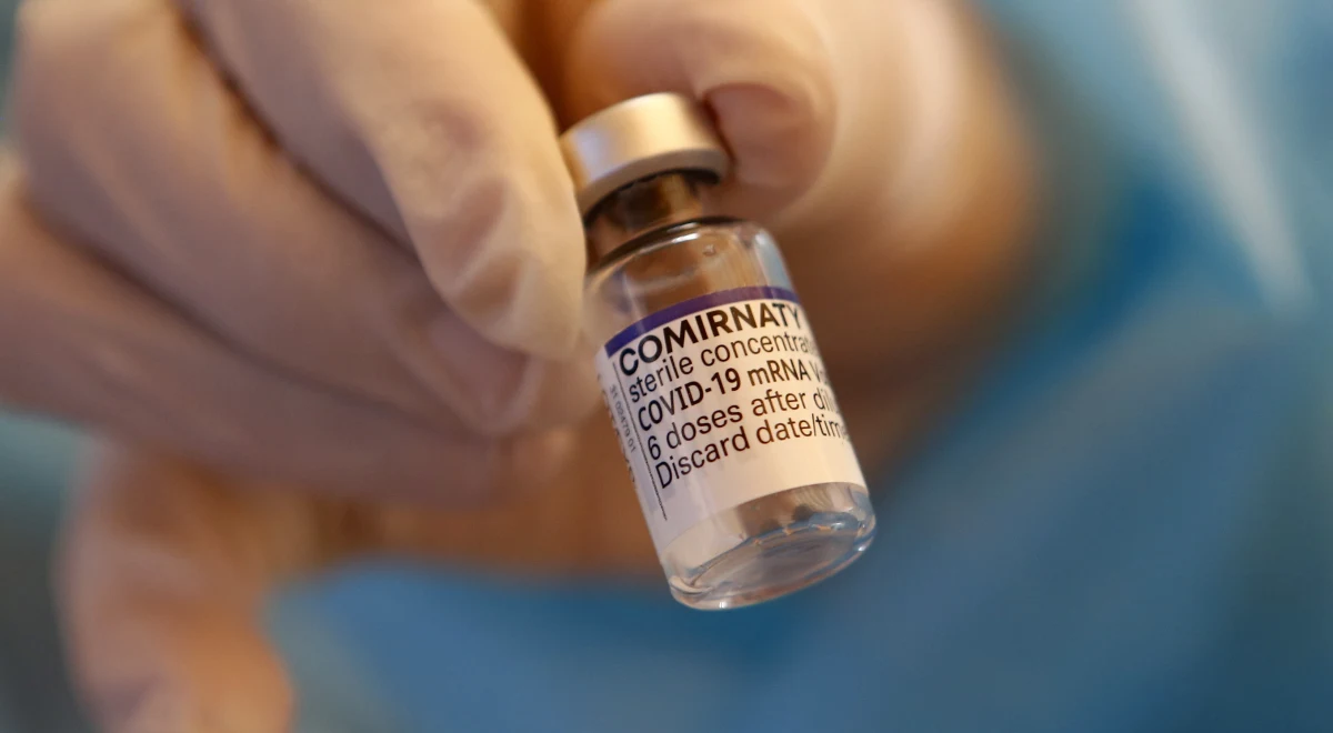 W nocy z niedzieli na poniedziałek weszła w życie w Grecji regulacja, która zobowiązuje osoby powyżej 60. roku życia do zaszczepienia się przeciwko koronawirusowi. Ci, którzy tego nie zrobią, zapłacą grzywnę. Kara będzie wynosić 50 euro w styczniu, a od lutego - 100 euro. 