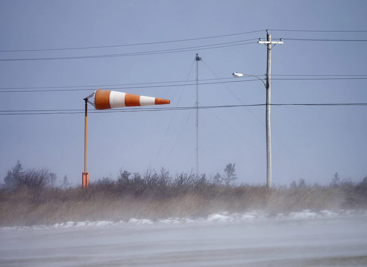W poniedziałek nad Polską przechodzi  strefa silnego wiatru, który w porywach będzie osiągał do 115 km/h – ostrzega IMGW. Alerty drugiego stopnia wydano dla 10 województw. W pozostałej części kraju – na południu – obowiązują alerty pierwszego stopnia przed silnym wiatrem. Ponad 11 tysięcy odbiorców bez prądu i ponad 600 strażackich interwencji – to najnowszy bilans walki ze skutkami wichur.  