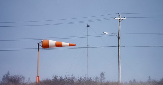 W poniedziałek nad Polską przechodzi  strefa silnego wiatru, który w porywach będzie osiągał do 115 km/h – ostrzega IMGW. Alerty drugiego stopnia wydano dla 10 województw. W pozostałej części kraju – na południu – obowiązują alerty pierwszego stopnia przed silnym wiatrem. Ponad 11 tysięcy odbiorców bez prądu i ponad 600 strażackich interwencji – to najnowszy bilans walki ze skutkami wichur.  