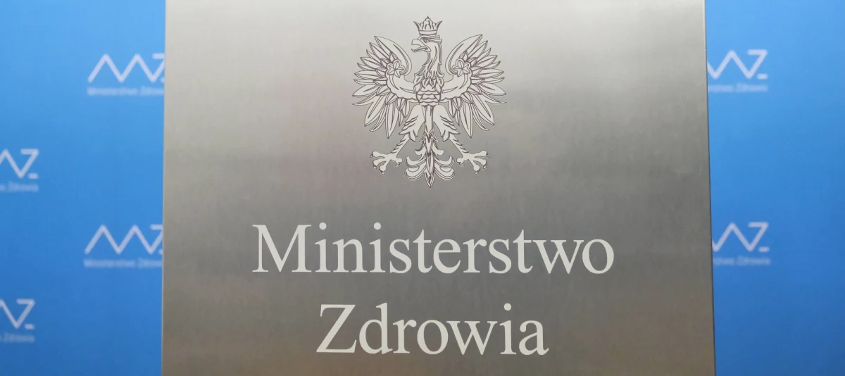 ​Dziś o godz. 14 w Ministerstwie Zdrowia obradował będzie sztab kryzysowy. Ma się zająć możliwymi scenariuszami po tym, gdy w piątek 13 lekarzy z Rady Medycznej przy premierze złożyło dymisję. Eksperci byli rozczarowani, że rząd nie postępuje zgodnie z ich wskazaniami.