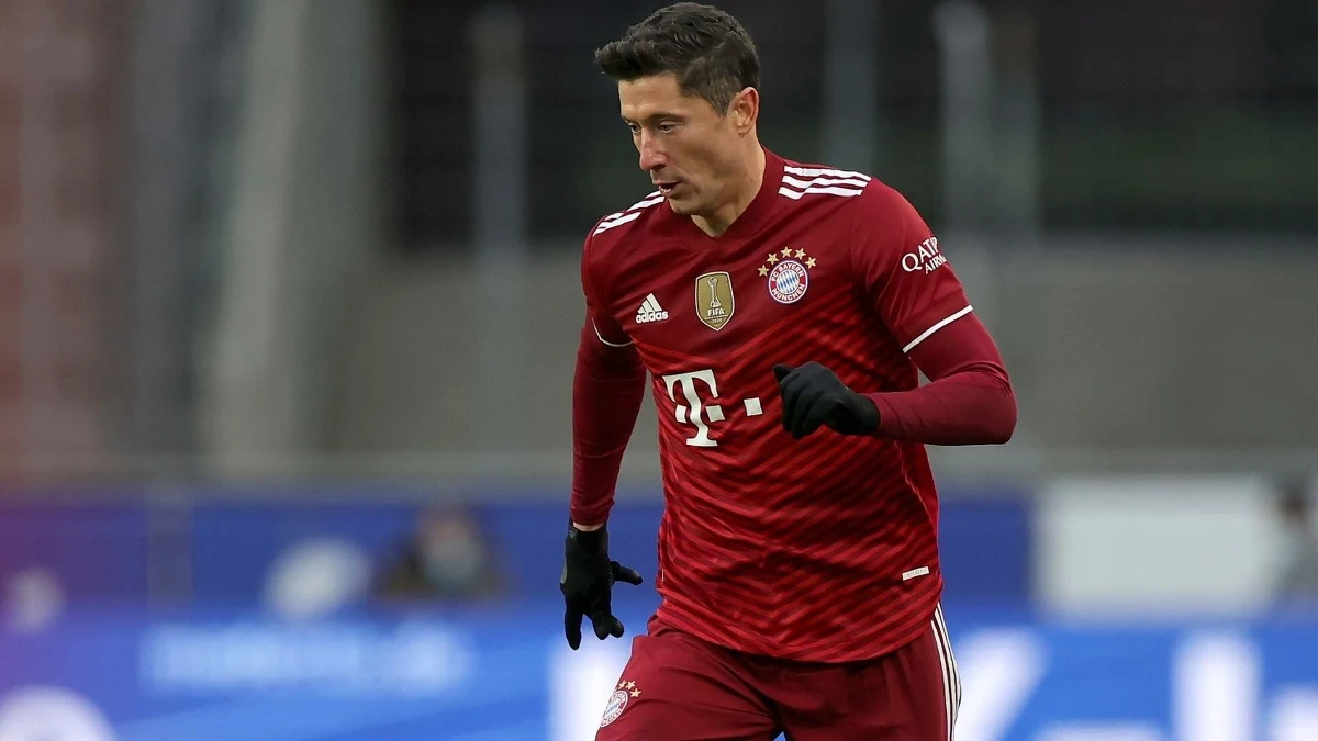 Robert Lewandowski może w poniedziałkowy wieczór odebrać kolejną nagrodę w karierze. 33-letni napastnik jest w finałowej trójce kandydatów do tytułu Piłkarza Roku FIFA. Ogłoszenie wyników odbędzie się w Zurychu. Polak triumfował w poprzedniej edycji tego plebiscytu.