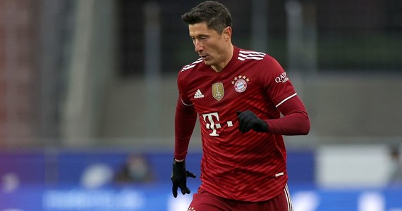 Robert Lewandowski może w poniedziałkowy wieczór odebrać kolejną nagrodę w karierze. 33-letni napastnik jest w finałowej trójce kandydatów do tytułu Piłkarza Roku FIFA. Ogłoszenie wyników odbędzie się w Zurychu. Polak triumfował w poprzedniej edycji tego plebiscytu.