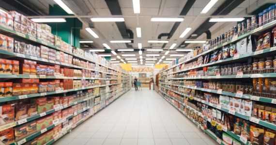 Obniżka podatku VAT na żywność wzmocni sieć dyskontów, zmniejszając konkurencyjność drobnego handlu - pisze "Rzeczpospolita". 
