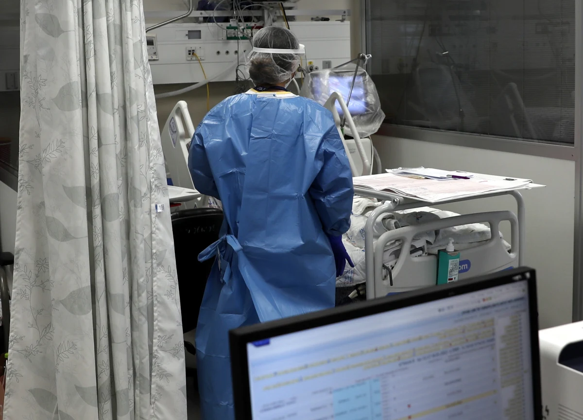 W ciągu ostatniej doby potwierdzono 10 445 nowych zakażeń koronawirusem w Polsce - ujawnił Waldemar Kraska w rozmowie z Polsat News. Jak poinformował wiceminister zdrowia, zmarło kolejnych czterech pacjentów, którzy zachorowali na Covid-19.