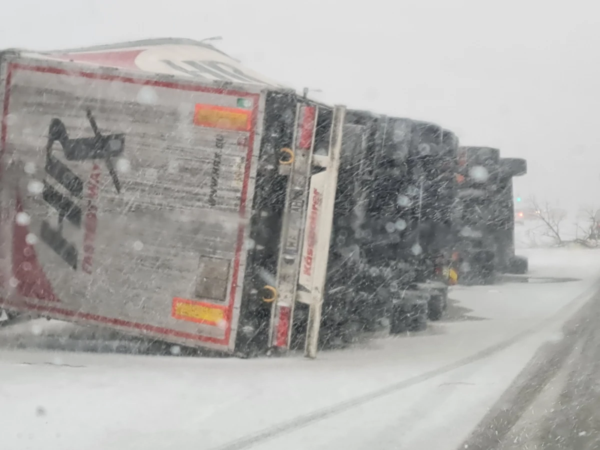 Wichura i nawałnica śnieżna przetoczyła się przez Mazowsze. Najwidoczniejsze efekty to przewrócona ciężarówka na ulicy Puławskiej w Warszawie i zerwany dach szkoły w Sochaczewie.