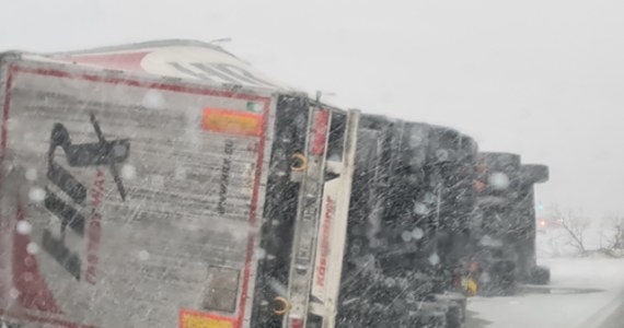 Wichura i nawałnica śnieżna przetoczyła się przez Mazowsze. Najwidoczniejsze efekty to przewrócona ciężarówka na ulicy Puławskiej w Warszawie i zerwany dach szkoły w Sochaczewie.