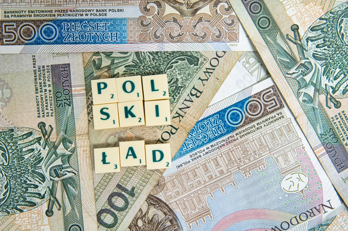 Ministerstwo Finansów opublikowało komunikat, który tłumaczy, jak Polski Ład wpływa na płace pracowników zatrudnionych na umowę zlecenie i umowę o dzieło. Osoby, które brutto zarabiają 4 900 złotych stracą na nowych rozwiązaniach.