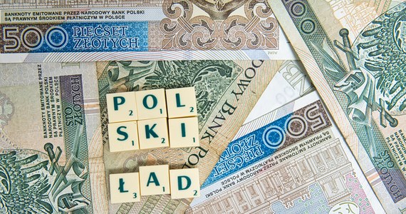 Ministerstwo Finansów opublikowało komunikat, który tłumaczy, jak Polski Ład wpływa na płace pracowników zatrudnionych na umowę zlecenie i umowę o dzieło. Osoby, które brutto zarabiają 4 900 złotych stracą na nowych rozwiązaniach.