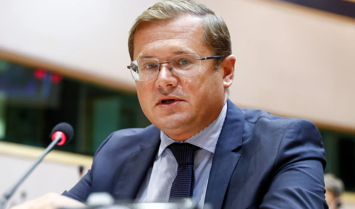 ​Polski ambasador przy UE Andrzej Sadoś nie chce już reprezentować dyplomatycznie Polski przy Unii. Wziął udział w konkursie na bardzo dobrze płatne stanowisko w Komisji Europejskiej. Na stanowisku dyrektora generalnego do spraw sąsiedztwa i rozszerzania, o którą się stara Sadoś, płaca zaczyna się od 15 tysięcy euro miesięcznie. Do tego dochodzą przeróżne przywileje. Dziennikarka RMF FM w Brukseli potwierdziła tę informację w wysokiej rangi źródłach KE.