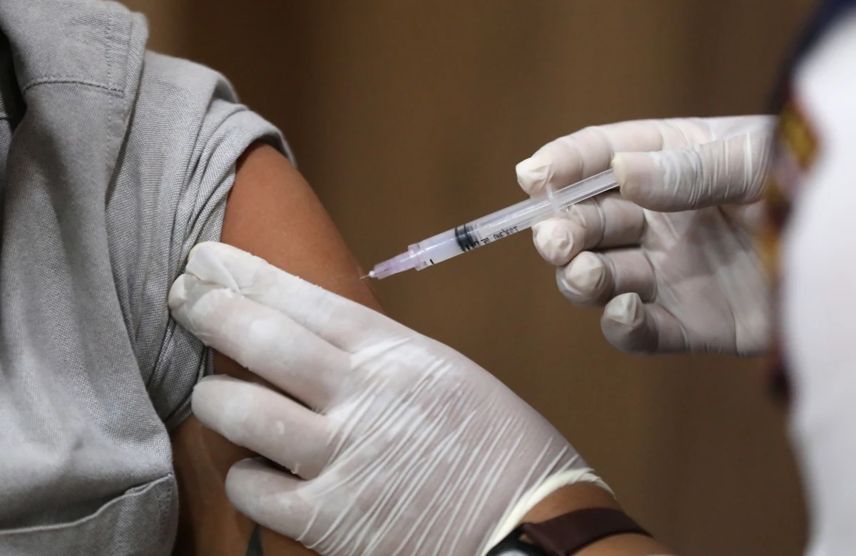 Koronawirus będzie krążył jeszcze przez wiele lat, ale fala związana z wariantem Omikron powinna być ostatnią, która wiąże się z licznymi ograniczeniami - powiedział szef koncernu farmaceutycznego Pfizer Albert Bourla w rozmowie z francuską stacją BFM TV. 