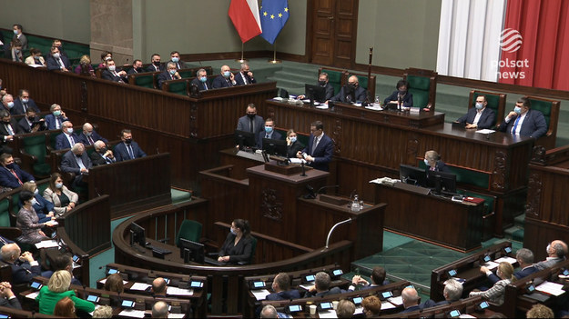 Prezydent chce spotkać się z przedstawicielami rządu w sprawie Polskiego Ładu. Andrzej Duda liczy na to, że wszelkie niedopatrzenia zostaną szybko poprawione. Po fali krytyki, jaka spłynęła na sztandarową reformę rządu, premier Polskiego Ładu broni i przechodzi do kontrofensywy.Materiał dla "Wydarzeń" przygotował Dariusz Ociepa.