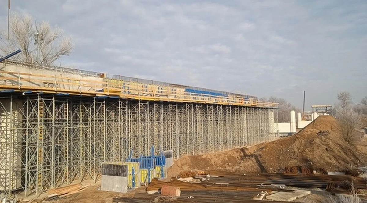 Trwa Budowa Alei Wielkiej Wyspy we Wrocławiu. 3,4 km nowej drogi, 12,5 km chodników i 9,6 km ścieżek rowerowych połączy do 2023 roku dzielnicę Krzyki z Biskupinem i Sępolnem. Właśnie powstaje zbrojenie części mostu przy ul. Międzyrzeckiej.