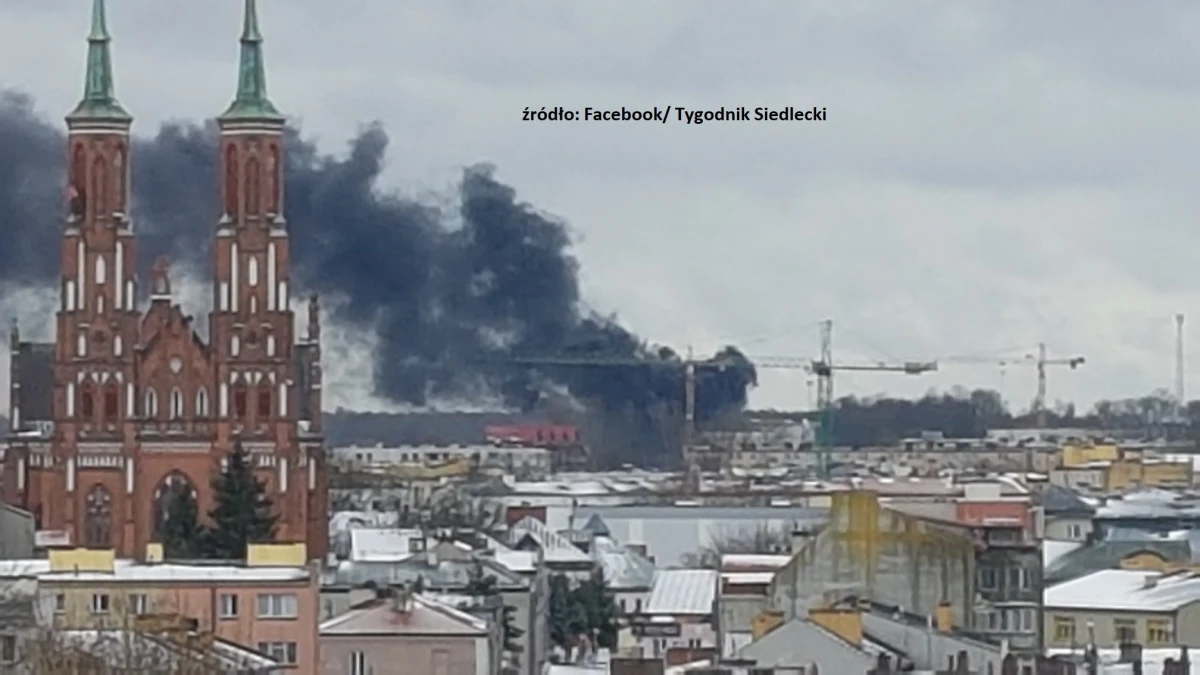 Pożar na budowie w jednostce wojskowej w Siedlcach w woj. mazowieckim. Na miejscu działa osiem zastępów straży. Nie ma zagrożenia dla okolicznych mieszkańców.