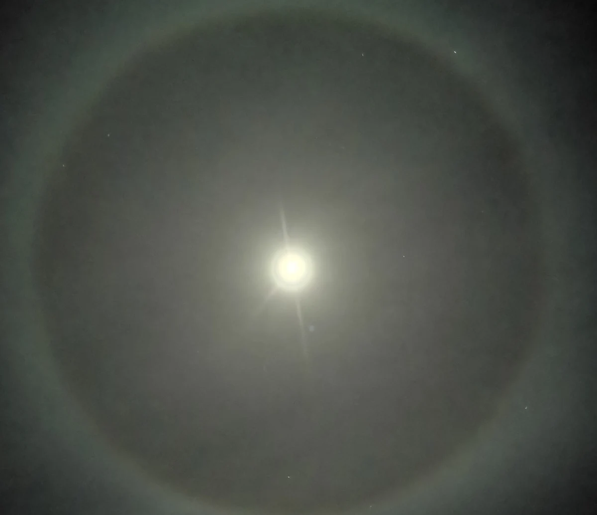 W miniony weekend w części Polski można było zaobserwować ciekawe zjawisko na niebie - halo. Ma to związek ze znajdującymi się w atmosferze kryształkami lodu.