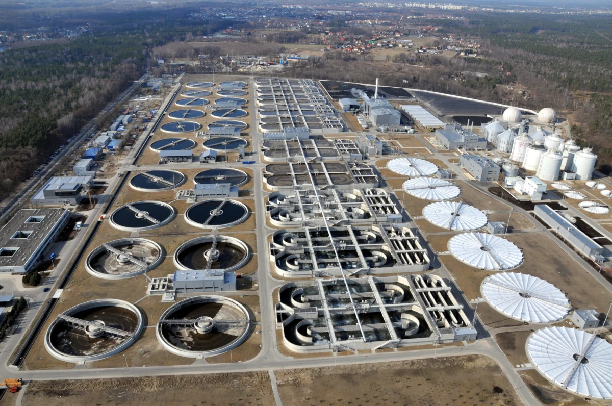 Przyczyną awarii kolektorów przesyłających ścieki pod Wisłą do oczyszczalni "Czajka" z sierpnia 2020 r. błędy w projekcie zleconym w 2006 r. – poinformowało w poniedziałek MPWiK na swojej stronie internetowej.