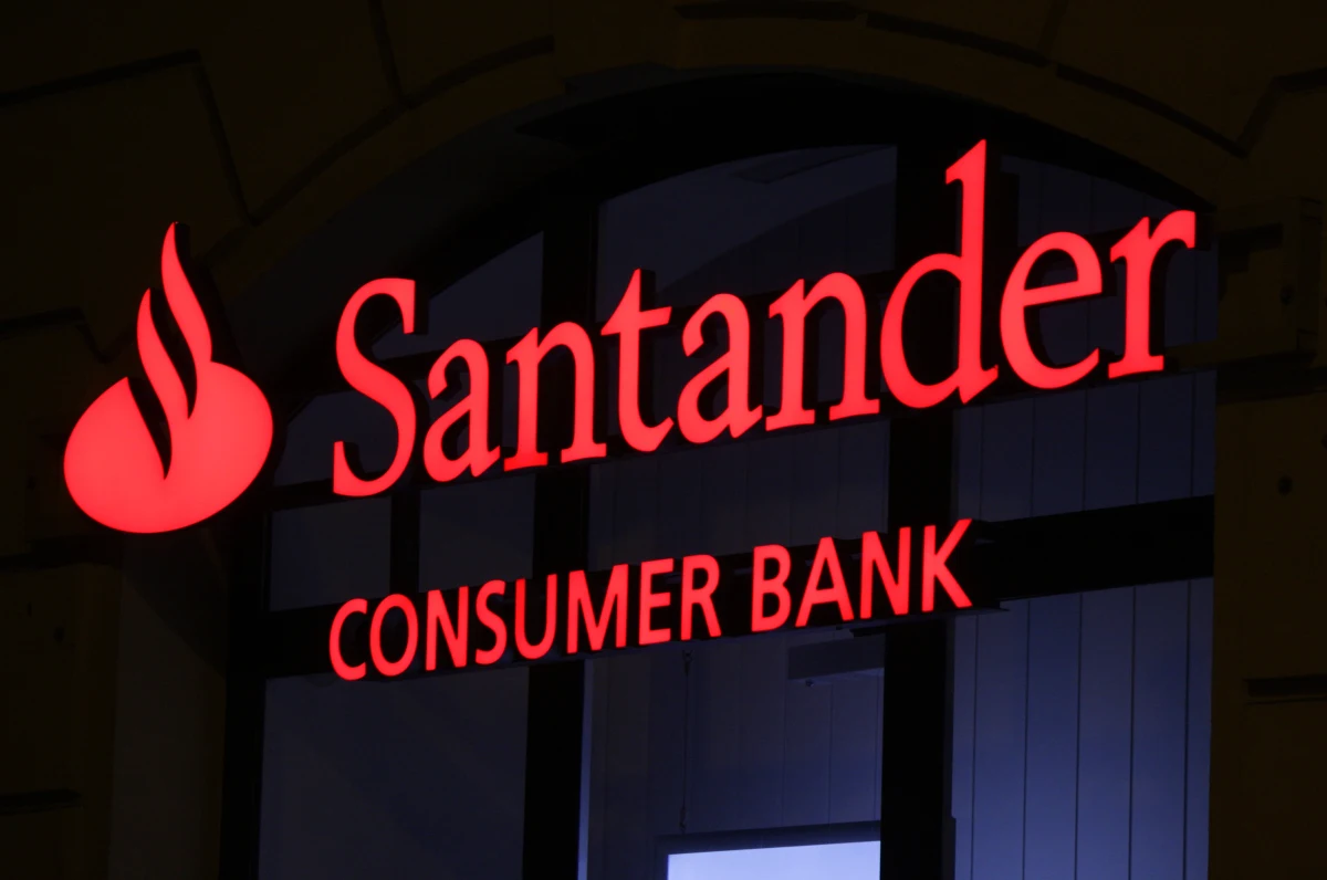 Urząd Ochrony Konkurencji i Konsumentów nałożył ponad 44 mln zł kary na Santander Consumer Bank - podał w poniedziałek UOKiK. Urząd zakwestionował praktyki związane z udzielaniem kredytów konsumenckich, m.in. wliczanie kosztów związanych z ubezpieczeniem do całkowitej kwoty kredytu.
