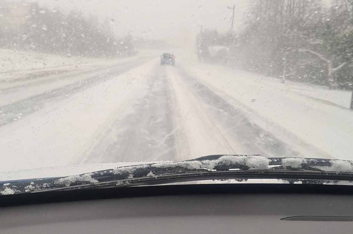 W poniedziałek wczesnym popołudniem do Krakowa dotarła pędząca z północy kraju burza śnieżna. Potężny wiatr i zamieć, a do tego grzmoty i błyskawice, czyli rzadko spotykane zimą zjawisko, przetacza się przez Polskę. Pojawiły się duże utrudnienia na drogach w Krakowie i Małopolsce.