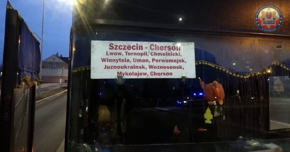 Prawie pół promila alkoholu w organizmie miał kierowca turystycznego autokaru, który skontrolowali szczecińscy policjanci. Mężczyzna jechał na Ukrainę i wiózł ze sobą pasażerów. Na szczęście nikomu nic się nie stało. 44-letni mężczyzna stanie przed sądem.