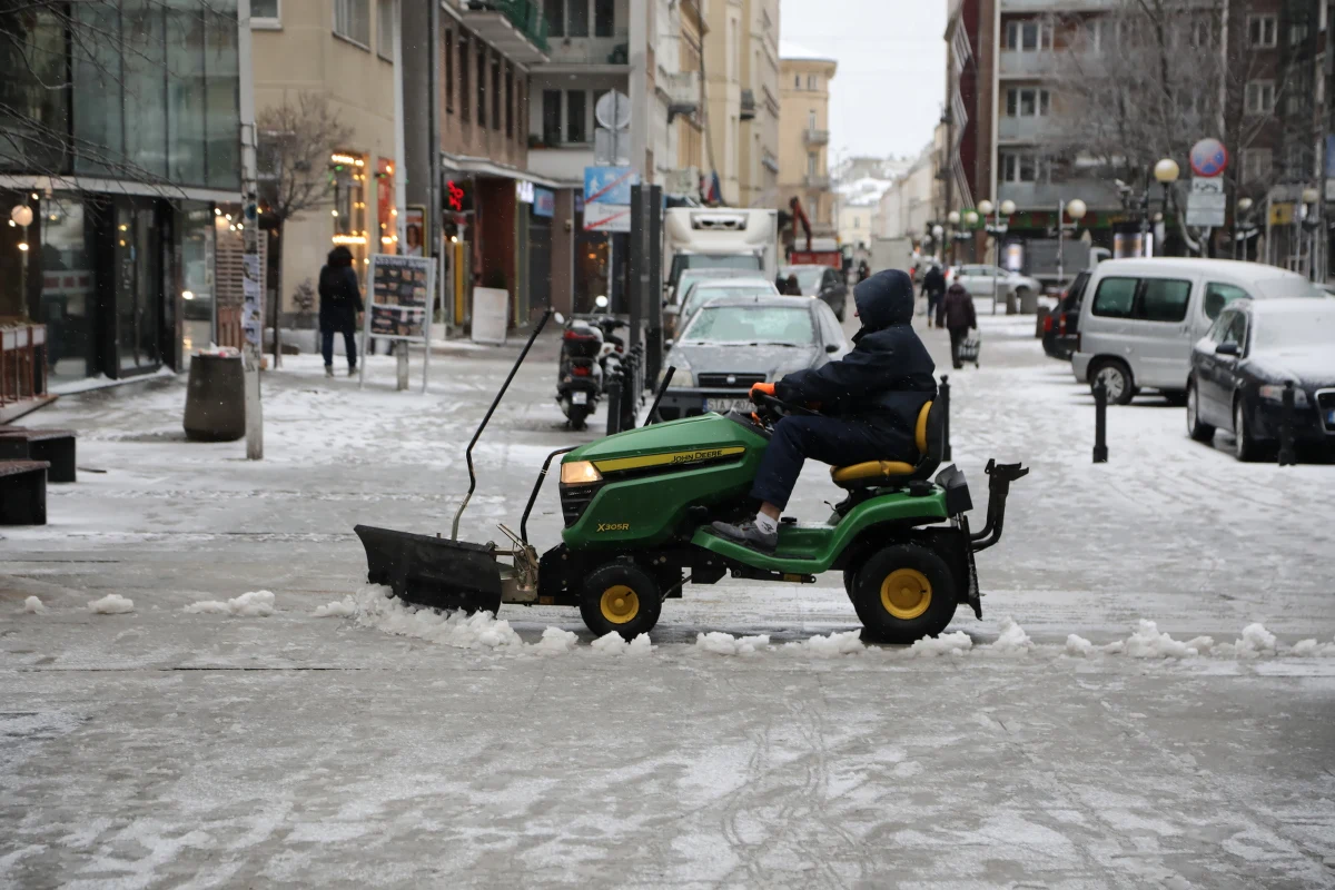 Załamanie pogody dotknęło w poniedziałek wielu regionów kraju. Burza śnieżna i potężny wiatr przechodzi z północy na południe. W związku z awariami spowodowanymi przewróconymi przez silny wiatr drzewami w województwie świętokrzyskim około 16,5 tys. odbiorców nie ma prądu.