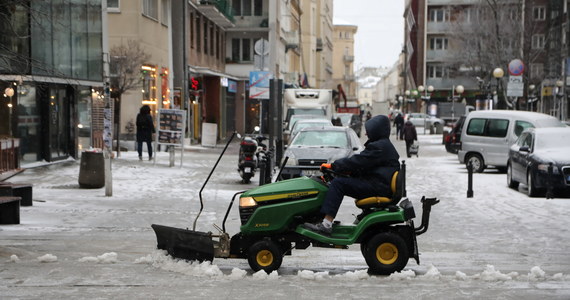 Załamanie pogody dotknęło w poniedziałek wielu regionów kraju. Burza śnieżna i potężny wiatr przechodzi z północy na południe. W związku z awariami spowodowanymi przewróconymi przez silny wiatr drzewami w województwie świętokrzyskim około 16,5 tys. odbiorców nie ma prądu.