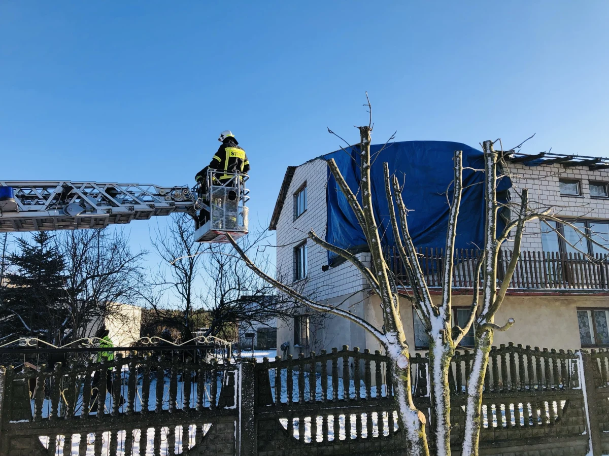 Strażacy interweniowali już 4,5 tysiąca razy z powodu silnego wiatru w kraju. Wichura uszkodziła 200 budynków. Obecnie front atmosferyczny jest na południu kraju, rośnie liczba zgłoszeń na Śląsku, w Małopolsce i na Podkarpaciu. Na razie wiadomo o dwóch osobach poszkodowanych. 47-letni mężczyzna i 42-letnia kobieta trafili do szpitala. Do wypadku doszło w Elblągu. W wyniku silnego wiatru na przechodniów spadło drzewo. W całym kraju obowiązują ostrzeżenia przed silnym wiatrem. Poniżej może sprawdzić, gdzie obecnie jest burza.
