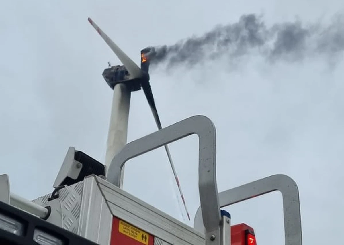 Do pożaru turbiny wiatrowej doszło w poniedziałek rano w wielkopolskim Goliszewie - poinformował rzecznik prasowy PSP w Kaliszu kpt. Szymon Zieliński. W gaszeniu wiatraka brało udział 8 jednostek PSP i OSP.