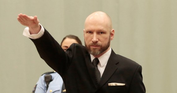 Norweski morderca masowy Anders Behring Breivik chce po 10 latach wyjść warunkowo na wolność. Jego wniosek rozpatruje sąd okręgu Telemark, na południu Norwegii. Breivik, który zabił 77 osób, wygłosi we wtorek mowę. 