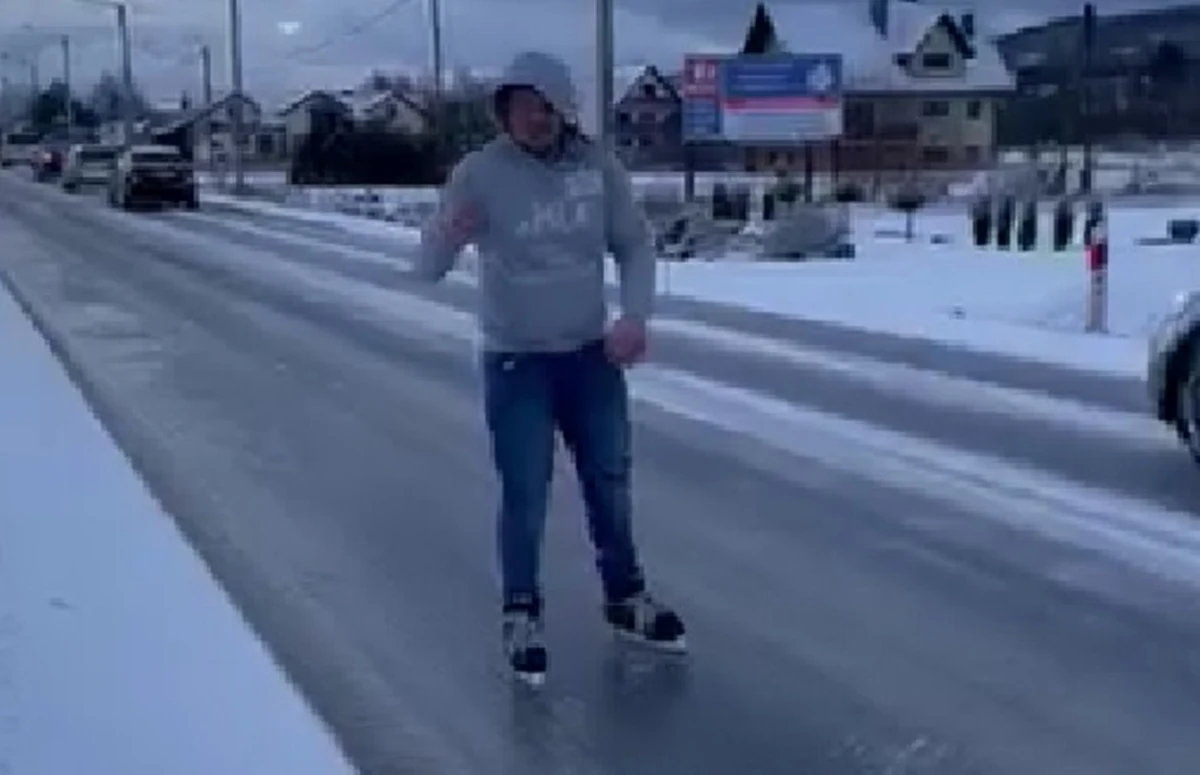 Po burzy śnieżnej, która w poniedziałek przeszła przez Polskę, kierowcy na wielu odcinkach dróg utknęli w korkach. Po drodze z Nowego Targu do Nowego Sącza można było jeździć na łyżwach, zdecydowanie trudniej samochodem. Wystarczy obejrzeć nagranie, które otrzymaliśmy na Gorącą Linię RMF FM.