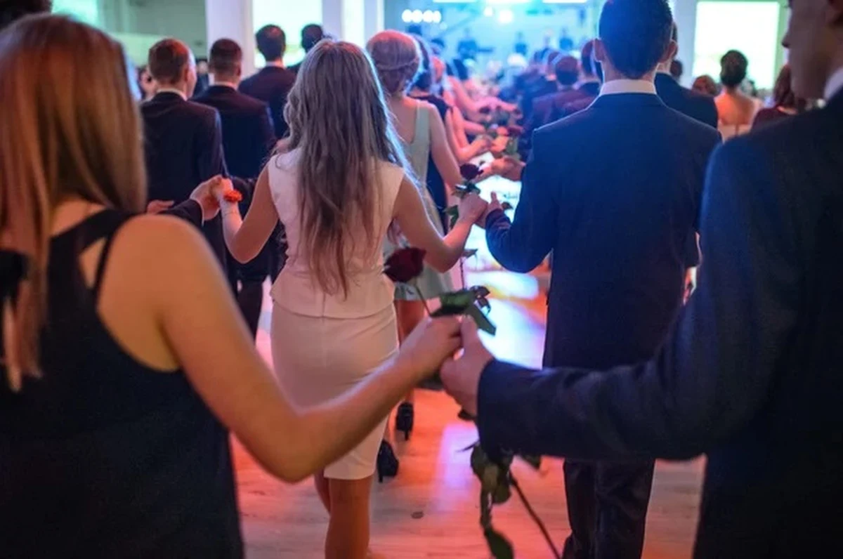 Kilku uczestników studniówki w Radomiu zachorowało na koronawirusa. Zdecydowano, że pięć klas z VI Liceum Ogólnokształcącego im. Jana Kochanowskiego przeszło na nauczanie zdalne.