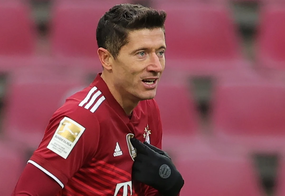 Robert Lewandowski obronił trofeum i drugi raz z rzędu otrzymał nagrodę dla najlepszego piłkarza roku na świecie w plebiscycie FIFA The Best. Polak znalazł się także w jedenastce roku.