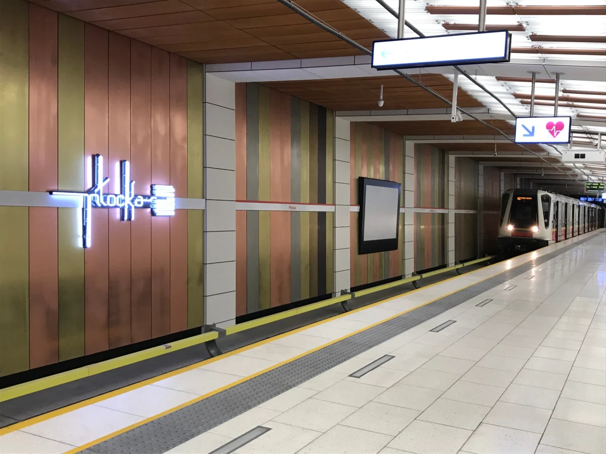 Przed godziną 20 ruch na pierwszej linii metra został przywrócony - przekazała rzeczniczka Metra Warszawskiego Anna Bartoń. Wcześniej przez awarię zasilania składy kursowały na skróconej trasie.