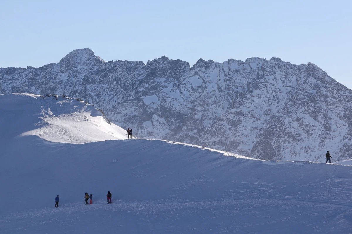 Bardzo trudne warunki do uprawiania turystyki panują w wyższych partiach Tatr. Wędrowanie w takich warunkach stanowi zagrożenie dla zdrowia i życia – ostrzega Tatrzański Park Narodowy. W poniedziałek wieczorem ogłoszono trzeci stopień zagrożenia lawinowego.
