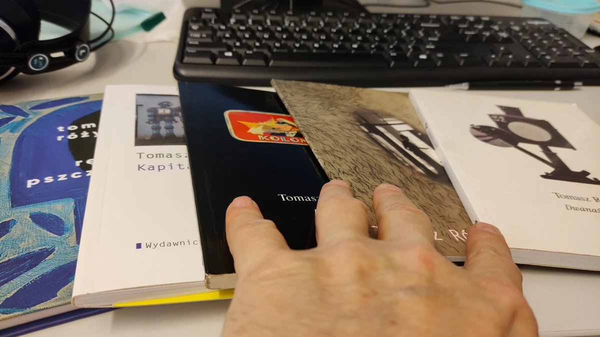 Jak to dobrze, że mamy poetów. Oni są wprost stworzeni do tego, aby przesadzać. Przesadzają słowa jak rośliny, wyrywają wyrazy z naturalnego kontekstu i wkładają w inne, sztuczne, ale -paradoksalnie- jeszcze prawdziwsze formy. Tomasz Różycki "Ręką pszczelarza" czyni to z takimi rzeczownikami jak "sanatorium", "doktor", "kwarantanna", "pandemia", "fala", "funkcjonariusz", "grypa", "leczenie", "norma". Terminy znane z diagnoz i depesz, trafiwszy do tygla jego wiersza, tworzą mieszaninę działającą jak werbalne remedium na realne choroby toczące od środka współczesnego człowieka i dookolny świat.   