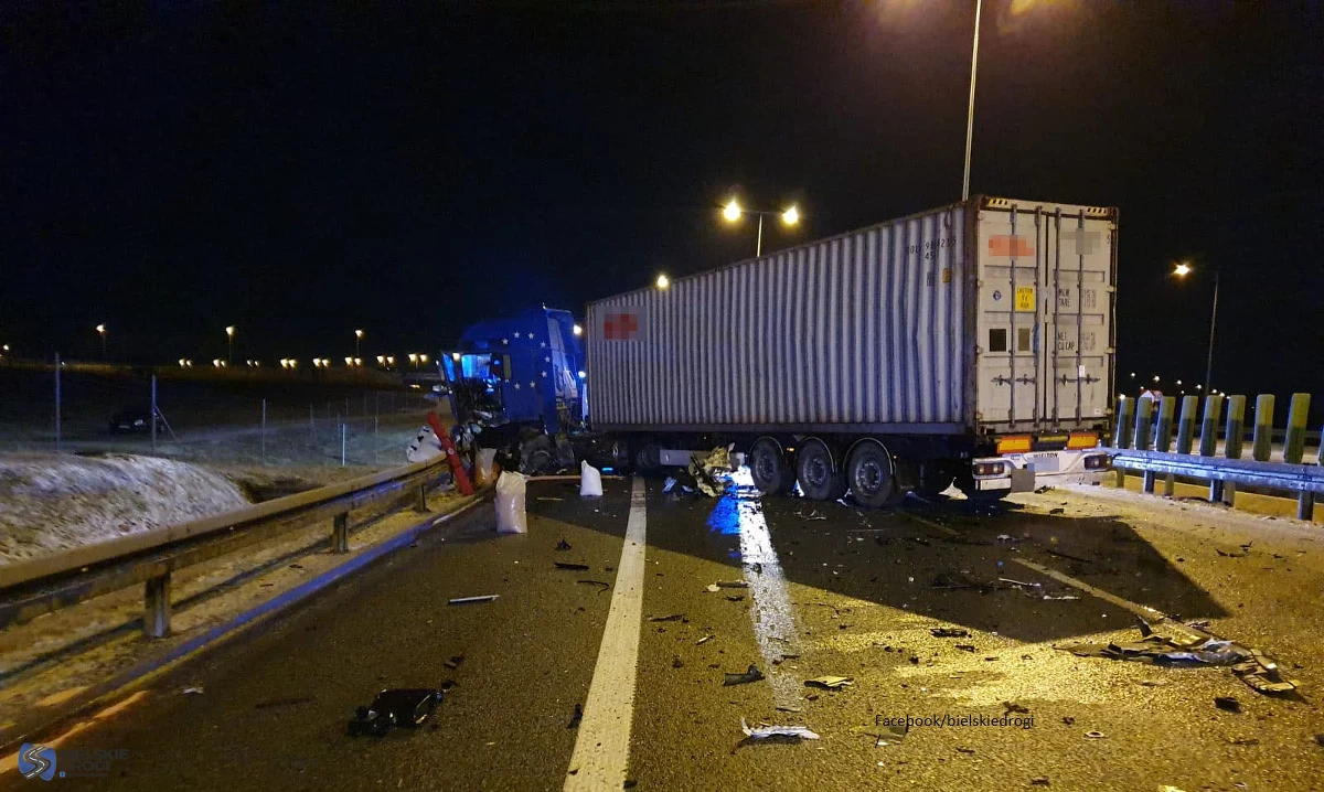 Jedna osoba zginęła, a cztery kolejne są ranne – to bilans wypadku w Żywcu na drodze S1. Zderzyły się tam trzy pojazdy.