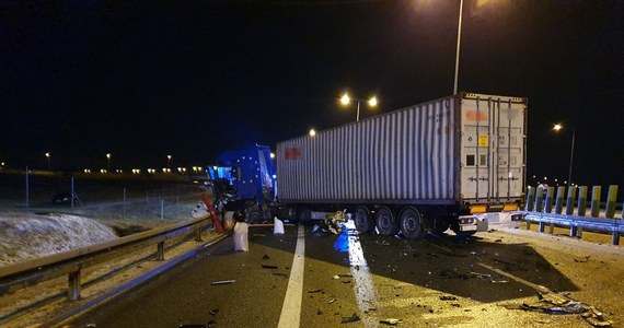 Jedna osoba zginęła, a cztery kolejne są ranne – to bilans wypadku w Żywcu na drodze S1. Zderzyły się tam trzy pojazdy.