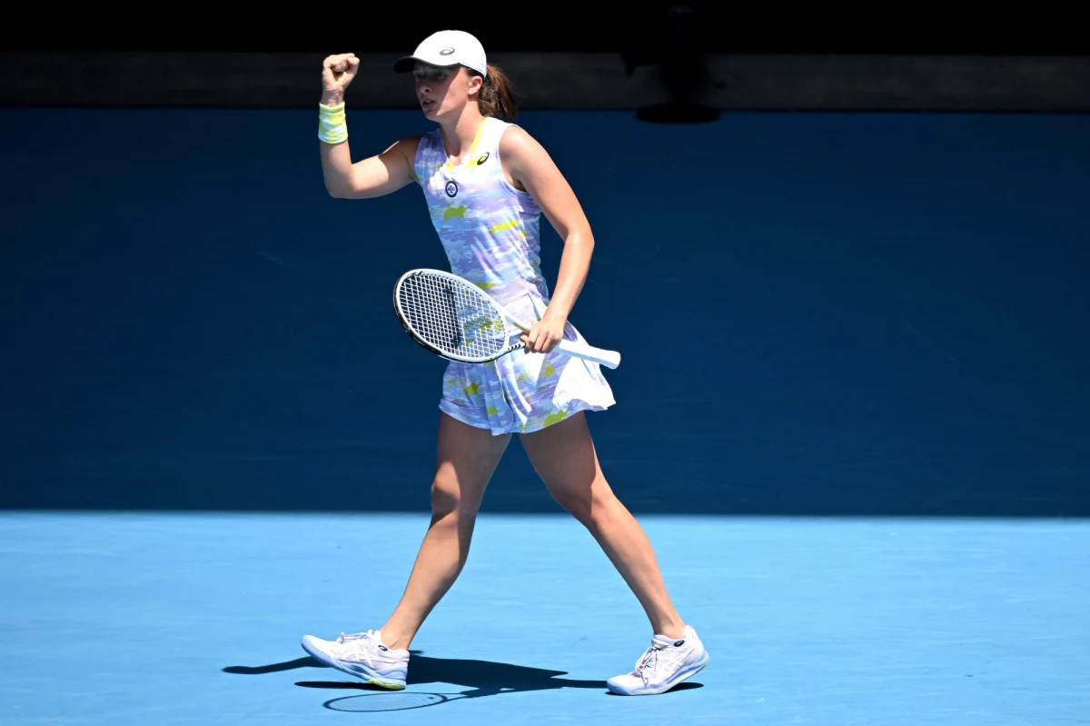 Rozstawiona z numerem siódmym Iga Świątek awansowała do drugiej rundy wielkoszlemowego turnieju Australian Open. Polka pokonała brytyjską kwalifikantkę Harriet Dart 6:3, 6:0. Tenisistkę z Raszyna czeka teraz w Melbourne mecz ze Szwedką Rebeccą Peterson.