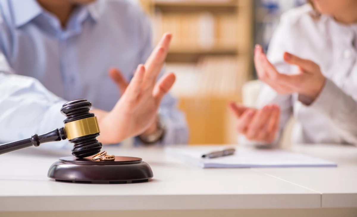 W Polsce będzie trudniej o rozwód. Wszystko przez projekt przygotowany w Ministerstwie Sprawiedliwości, który lada moment trafi do Sejmu. Resort Zbigniewa Ziobry twierdzi, że zmiany mają pomóc małżeństwom, które mają pod opieką nieletnie dzieci - podał we wtorek "Super Express".