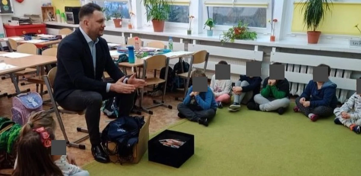 Uczniowie Szkoły Podstawowej nr 2 w Zielonej Górze mieli spotkanie ze zdymisjonowanym wiceministrem sportu, a obecnym posłem Łukaszem Mejzą - informuje "Gazeta Wyborcza". Dyrektor placówki przekonuje, że spotkanie miało się odbyć w październiku, a o nowej dacie nie wiedział.