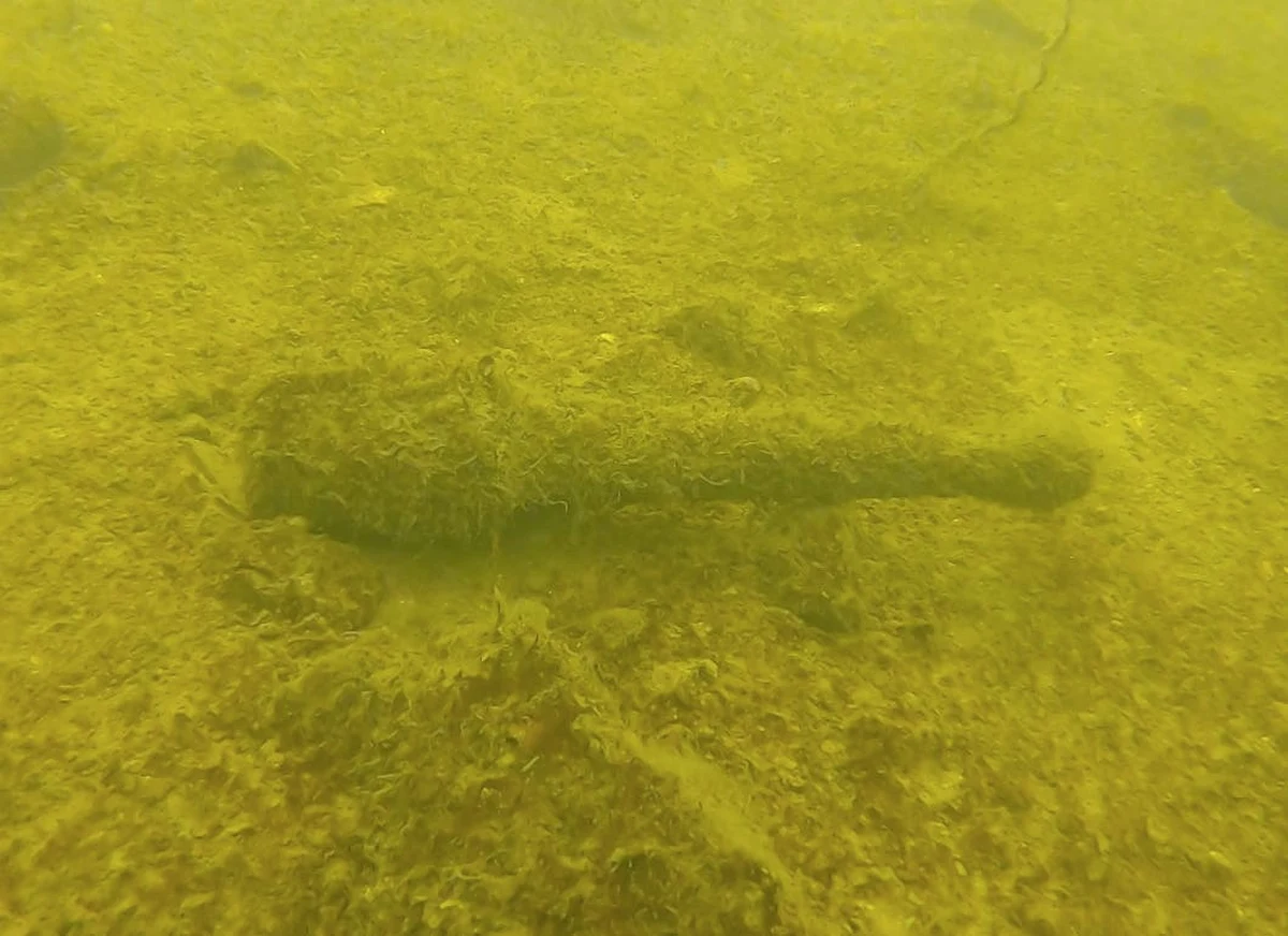 Granat z czasów drugiej wojny światowej na dnie Jeziora Mikołajskiego - takiego znaleziska dokonali ratownicy z Mazurskiego Ochotniczego Pogotowia Ratunkowego w trakcie weekendowych ćwiczeń. We wtorek od godzin porannych trwa akcja saperów. Ewakuowano 200 osób.