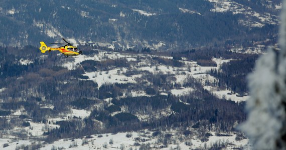 Z niskiego na umiarkowany wzrósł stopień zagrożenia lawinowego na Babiej Górze w Beskidach. Jak informuje reporter RMF FM Marcin Buczek, to efekt ostatnich opadów śniegu. Pokrywa śnieżna w partiach szczytowych wynosi około 70 cm, a w miejscach, gdzie wieje - znacznie więcej. Na szlakach turystycznych są trudne warunki.