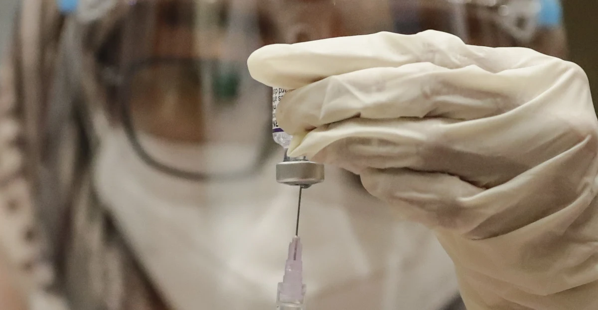 Izrael będzie kontynuować podawanie czwartej dawki szczepionki przeciw Covid-19 mimo badań, według których druga dawka przypominająca nie zapewnia wysokiej ochrony przeciw wariantowi koronawirusa Omikron - poinformował dyrektor generalny izraelskiej ministerstwa zdrowia Nachman Asz. 