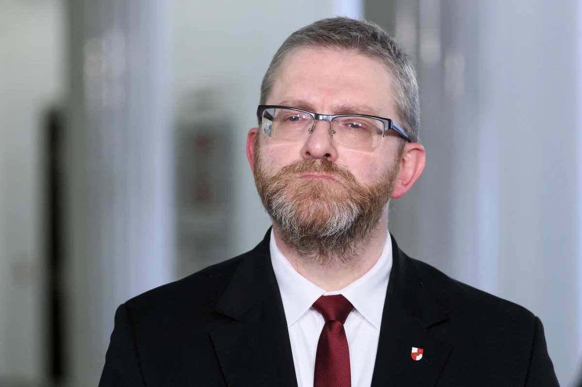 Prokuratura Okręgowa w Warszawie umorzyła postępowanie w sprawie wypowiedzi posła Konfederacji Grzegorza Brauna. Polityk zwrócił się w Sejmie do ministra zdrowia Adama Niedzielskiego słowami "będziesz pan wisiał". "Decyzja prokuratury jest skandaliczna, zaskarżyliśmy ją" – poinformował rzecznik resortu zdrowia Wojciech Andrusiewicz. 