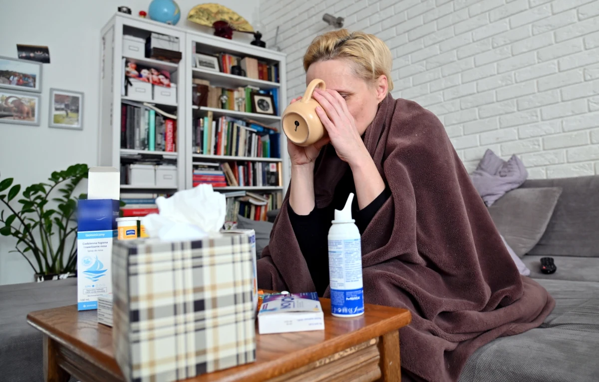 "Pracujemy nad skróceniem okresu izolacji i kwarantanny i nad wprowadzeniem możliwości testowania na Covid-19 w aptekach. Wkrótce będziemy o tym informować" - powiedział we wtorek rzecznik Ministerstwa Zdrowia Wojciech Andrusiewicz.