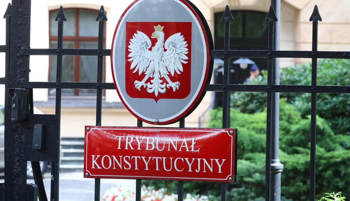 ​Trybunał Konstytucyjny ma jutro rozstrzygać w sprawie niezgodności konwencji o ochronie praw człowieka z konstytucją. Niezależnie od fundamentalnych zastrzeżeń, czy TK może konwencję oceniać, złożony w tej sprawie w listopadzie wniosek prokuratora generalnego Zbigniewa Ziobro trafia na wokandę tak szybko, że aż za szybko. Jutrzejsza rozprawa nie powinna się odbyć. Znając Trybunał nie można jednak wykluczyć, że się odbędzie.