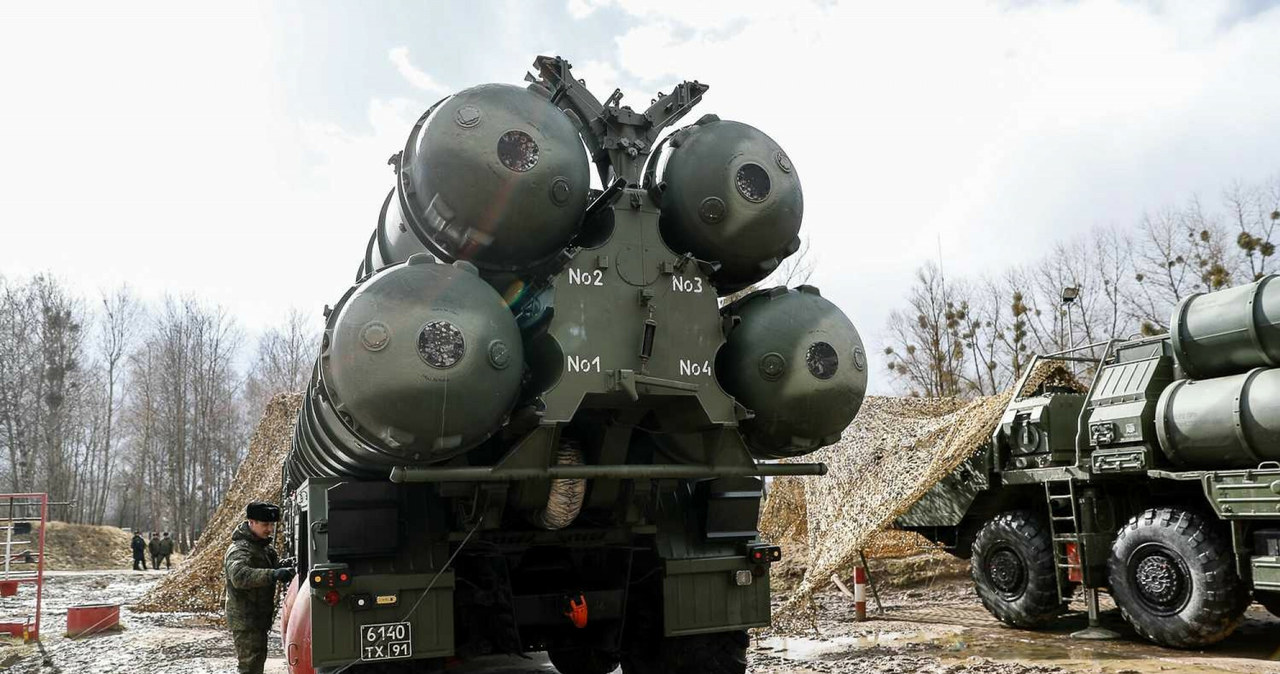 Czyżby Putin miał już niedługo posmakować broni, którą sam sprzedał światu? Joe Biden i jego administracja namawiają Turcję, by oddała Ukraińcom zakupione od Rosjan systemy rakietowe S-400 i umożliwiła im tym samym skuteczniejszą obronę przed agresją ze strony Kremla.